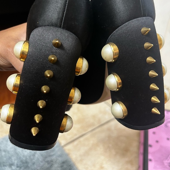 GUCCI Black Silk Satin Pearl Studded Luna Bow Accent
Pump Block Heels - Picture 11 of 12